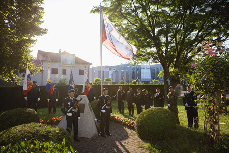 Slavnostni dvig slovenske zastave ob pomniku braniteljev samostojnosti; foto Jure Gubanc