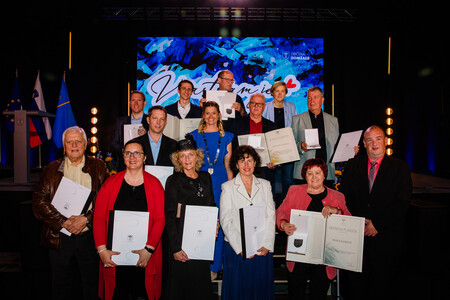 Letošnji nagrajenci Občine Domžale z županjo mag. Renato Kosec in podžupanom Borutom Ernestlom; avtor fotografije Eva Žurbi