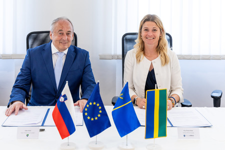 Podpis pogodbe med občinama Domžale in Dol pri Ljubljani; avtor foto Rok Majhenič