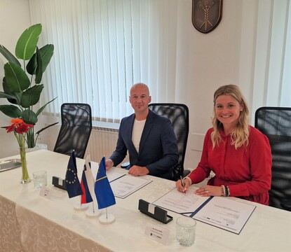 Direktor prodaje pri GEN-I, Vitomir Panič in županja Občine Domžale, mag. Renata Kosec ob podpisu pogodbe.