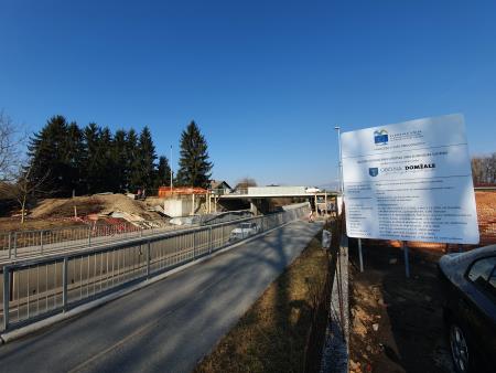 Namestitev opažne konstrukcije za čas izgradnje brvi za kolesarje čez Kamniško cesto v Domžalah