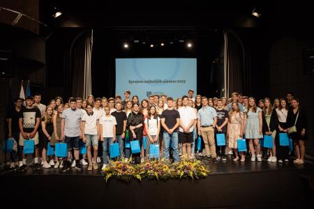Skupinska fotografija najboljših učencev in učenk v letu 2023