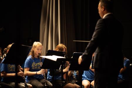 Damjan Tomažin, dirigent Mladinskega pihalnega orkestra Glasbene šole Domžale