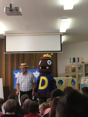 Hrošček Simon obiskal OŠ Roje in OŠ Dragomelj