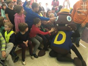 Hrošček Simon obiskal OŠ Roje in OŠ Dragomelj