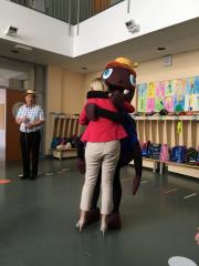 Hrošček Simon obiskal OŠ Roje in OŠ Dragomelj