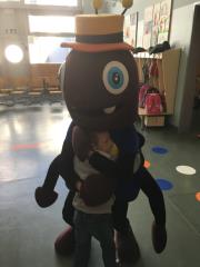 Hrošček Simon obiskal OŠ Roje in OŠ Dragomelj