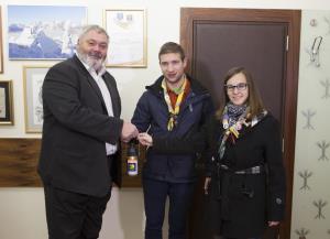 Luč miru iz Betlehema v županovi pisarni