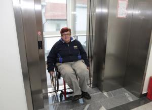 S pomočjo novega občinskega dvigala prvič v županovi pisarni