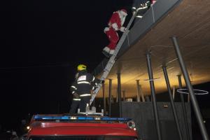 Božiček obiskal otroke v Češminovem parku