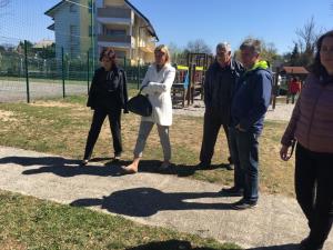 Podžupanja mag. Renata Kosec je učencem OŠ Roje razdelila novo pobarvanko hroščka Simona – Varno na poti