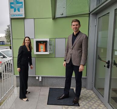 AED je dostopen pri vhodu v Lekarno Bistrica v Mercator Centru.