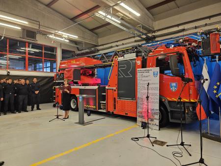 Slavnostni prevzem novega gasilskega vozila v Centru za zaščito in reševanje Domžale 