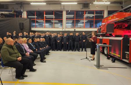 Slavnostni prevzem novega gasilskega vozila v Centru za zaščito in reševanje Domžale 