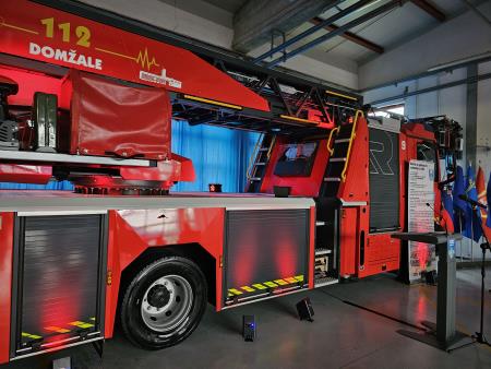 Slavnostni prevzem novega gasilskega vozila v Centru za zaščito in reševanje Domžale 