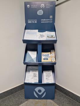 Stojalo pri vhodu občinsko stavbo