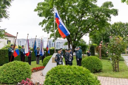 Slavnostni_dvig_SLO_zastave