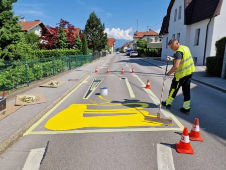Barvanje talnih oznak pri OŠ Venclja Perka