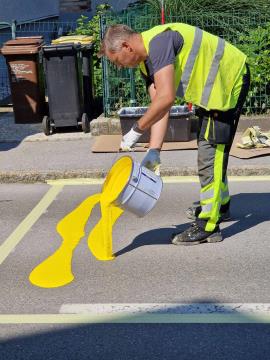 Barvanje talnih oznak pri OŠ Venclja Perka