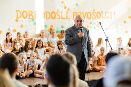Podžupan Borut Ernestl ob obisku prvošolcev na OŠ Rodica; foto: Jure Gubanc