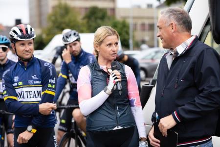 Županja Domžal v pogovoru z voditeljem Gašperjem Bolharjem na sprejemu sodelujočih na 1. etapi Zmagovalne ture za dober namen v Domžalah, foto: Jure Gubanc/Občina Domžale