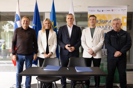 Glavni deležniki za zagon pilotne uvedbe LPP linij: Zoran Janković, mag. Renata Kosec, mag. Bojan Kumer, Miran Sečki, Peter Horvat, foto: Jure Gubanc/Občina Domžale