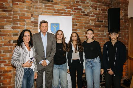 Borut Pahor z učenci in mentorico z OŠ Rodica, foto: Eva Žurbi/Občina Domžale