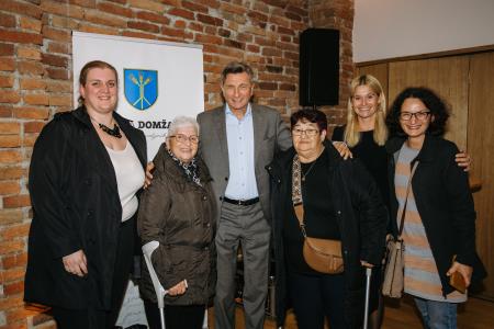 Borut Pahor, občinstvo iz Doma upokojencev Domžale, foto: Eva Žurbi/Občina Domžale