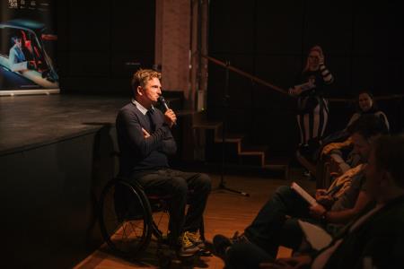 Heroji furajo v pižamah, foto: Eva Žurbi