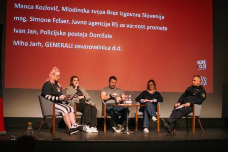 Heroji furajo v pižamah, foto: Eva Žurbi