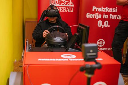 Heroji furajo v pižamah, foto: Eva Žurbi