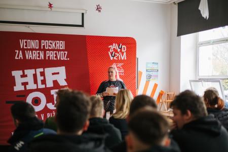 Heroji furajo v pižamah, foto: Eva Žurbi