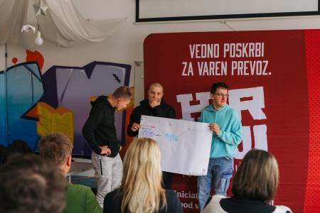 Heroji furajo v pižamah, foto: Eva Žurbi