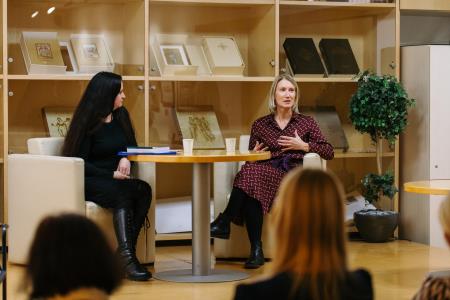 Podjetniška bralna značka, pogovor Ajde Vodlan z Ireno Cerar,  foto: Eva Žurbi/Občina Domžale