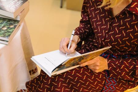 Podjetniška bralna značka, avtorica Irena Cerar podpisuje knjige, foto: Eva Žurbi/Občina Domžale