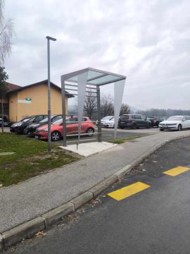 Novi nadstrešnici pri avtobusni postaji pred podružnično šolo Ihan