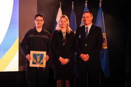 Županja in poveljnik z nagrajencem Petrom Orešnikom; foto: Jure Gubanc