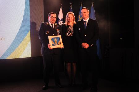 Županja in poveljnik s predsednikom Gasilske zveze Domžale Matjažem Korošcem; foto: Jure Gubanc