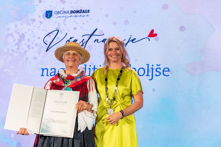 Nagrajenka Betka Kralj z mag. Renato Kosec; foto: Rok Majhenič