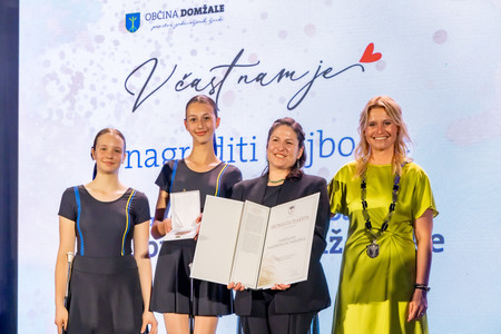 Prejemnice bronaste plakete Domžalske mažoretke in twirlerice z mag. Renato Kosec; foto: Rok Majhenič