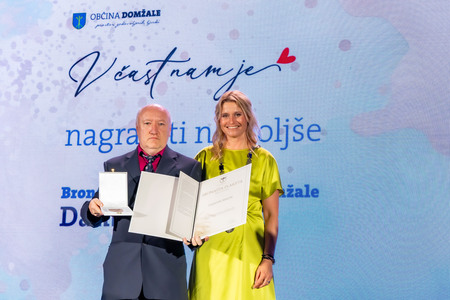 Prejemnik bronaste plakete Damjan Berdik z mag. Renato Kosec; foto: Rok Majhenič