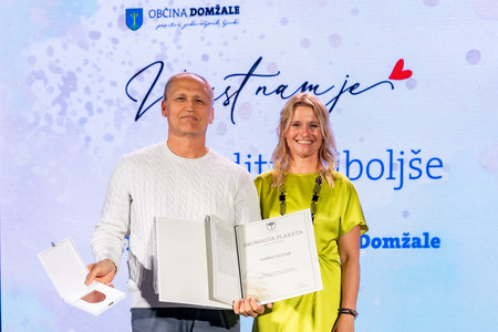 Prejemnik bronaste plakete Darko Kotar z mag. Renato Kosec; foto: Rok Majhenič