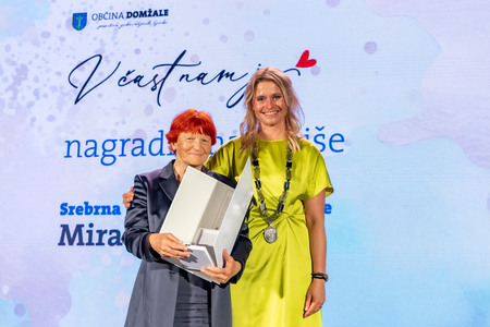 Prejemnica srebrne plakete Mira Ažman z mag. Renato Kosec; foto: Rok Majhenič