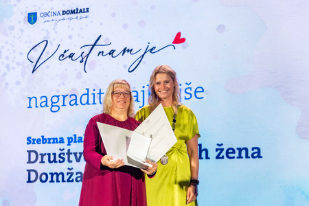 Prejemnice srebrne plakete Društvo podeželskih žena Domžale z mag. Renato Kosec; foto: Rok Majhenič