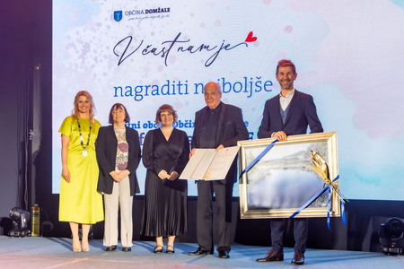Prof. Tomaž Habe z županjo in člani Odbora za občinska priznanja, proslave in prireditve; foto: Rok Majhenič