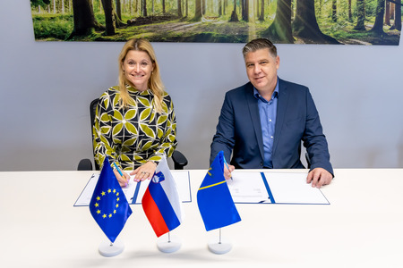 Podpis pogodbe za namestitev sončnih elektrarn na javne objekte; foto: Rok Majhenič