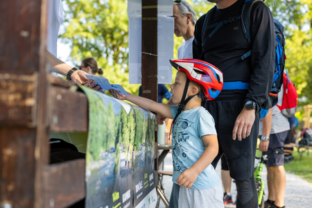 Pohod ob reki, ki povezuje.