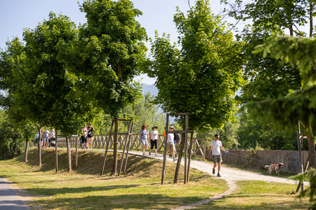 Pohod ob reki, ki povezuje.