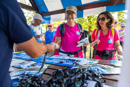 Pohod ob reki, ki povezuje.