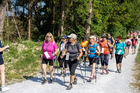 Pohod ob reki, ki povezuje.
